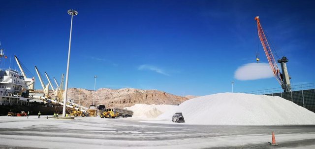 Archivo - Carga de yeso en el Muelle de Pechina del Puerto de Almería.