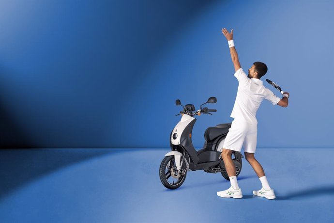 Archivo - El tenista Novak Djokovic junto al scooter e-Ludix.