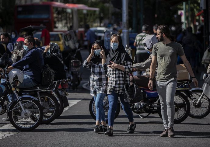 Archivo - Personas con mascarilla en Teherán