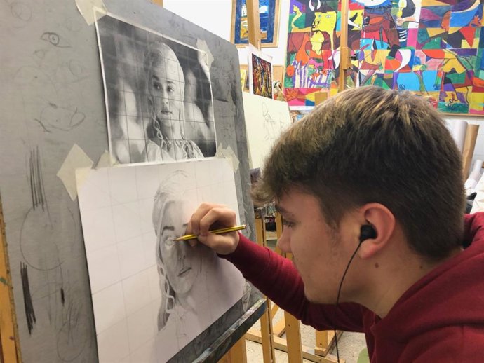 Archivo - Arte, artesanía, salud, idiomas, acceso a la Universidad, fotografía digital y nuevas tecnologías son algunos de los talleres ofrecidos por la Universidad Popular de Alcalá de Guadaíra.