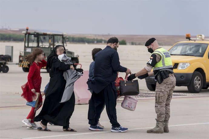 Varios refugiados tras la llegada de un nuevo avión con 260 personas procedentes de Afganistán, en la base aérea de Torrejón de Ardoz, a 23 de agosto de 2021, en Madrid (España).