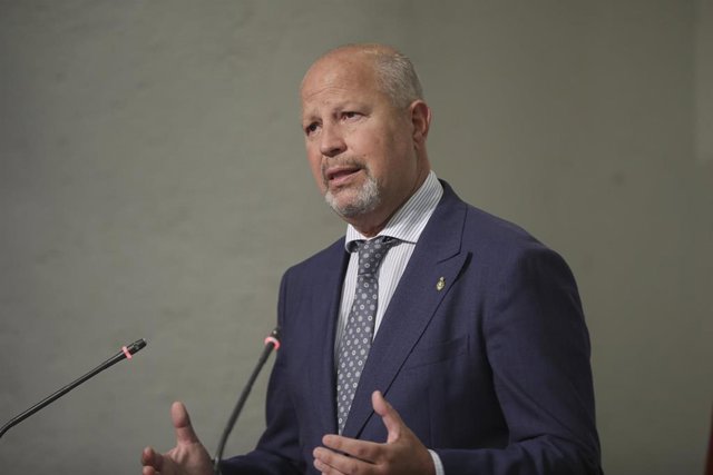 Archivo - El consejero de Educación y Deporte, Javier Imbroda, en foto de archivo