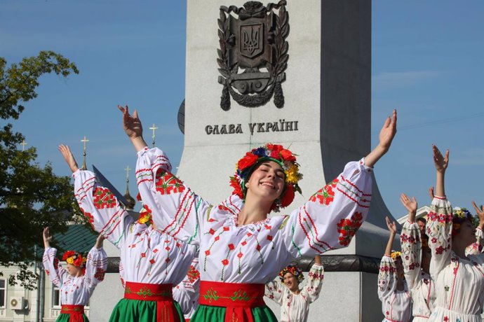 Grupos de danza actúan durante las festividades por el 30 aniversario de la independencia de Ucrania en Járkov
