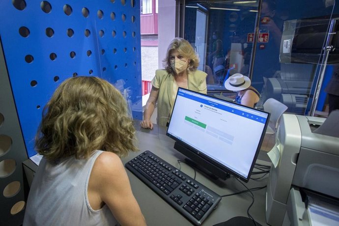 Engracia Hildago visita la Oficina de Atención Integral al Contribuyente de la calle Sacramento