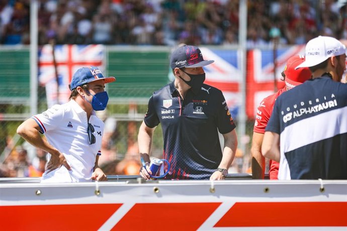 Archivo - Fernando Alonso and Max Verstappen during the Formula 1 Pirelli British Grand Prix 2021, 10th round of the 2021 FIA Formula One World Championship from July 16 to 18, 2021 on the Silverstone Circuit, in Silverstone, United Kingdom