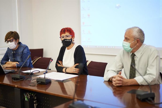 De izquierda a derecha: la directora del Servicio de Ciudadanía, Aseguramiento y Garantías, Geno Ochando; la consejera del Departamento de Salud, Santos Induráin, y el director general de Salud, Carlos Artundo.