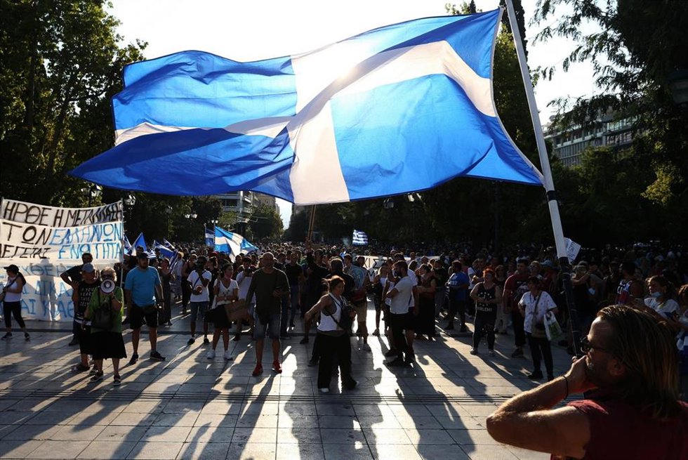 Archivo - Manifestación contra la vacunación obligatoria contra la COVID-19 en Atenas, la capital de Grecia. 
