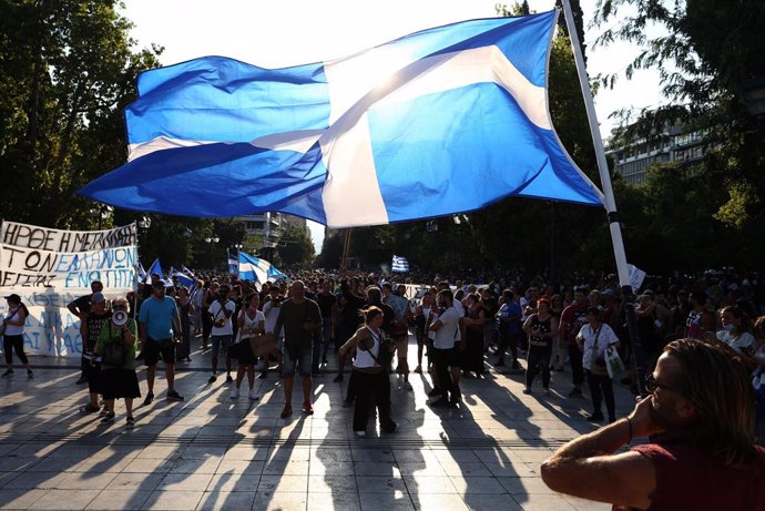 Archivo - 14 July 2021, Greece, Athens: Anti-vaccine protesters take part in a rally after the government announced mandatory vaccinations for certain sectors. Photo: Aristidis Vafeiadakis/ZUMA Wire/dpa