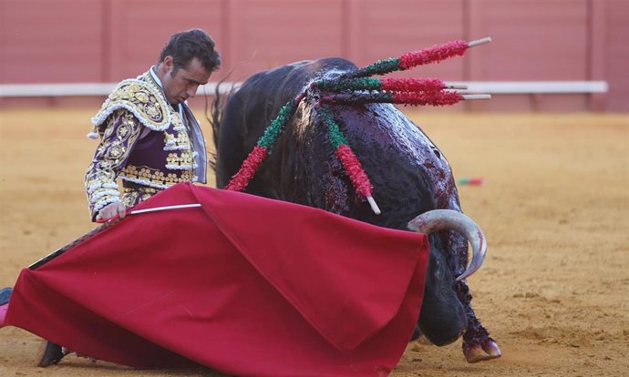 Archivo - Corrida de abono de la Feria de Abril con toros de Fuente Ymbro. El diestro David Fandila Marín, El Fandi, a su segundor toro de la tarde. 