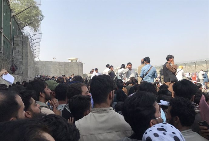 Una multitud agolpada junto al aeropuerto de Kabul