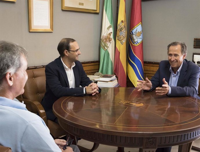 Archivo - José María Román y Víctor Mora reunidos en Sanlúcar