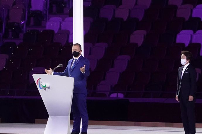 24 August 2021, Japan, Tokyo: Andrew Parsons (L), President of the International Paralympic Committee, speaks after Seiko Hashimoto (R), President of the Tokyo Organizing Committee of the Olympic and Paralympic Games during the opening Ceremony of the T
