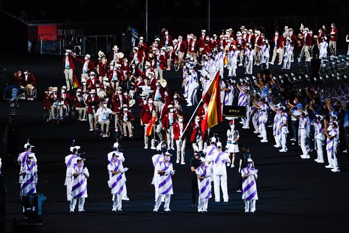 Michelle Alonso y Ricardo Ten encabezan el desfile de los integrantes de la expedición española en el Estadio Olímpico de Tokio