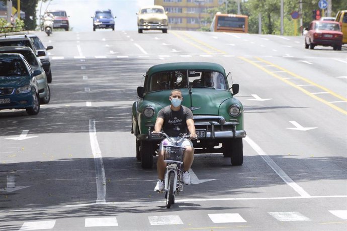 Un ciclista con mascarilla en La Habana, Cuba