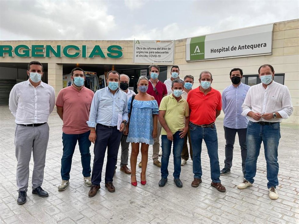 José Luis Ruiz Espejo, secretario general del PSOE de Málaga, junto a alcaldes socialistas de la comarca de Antequera, en rueda de prensa