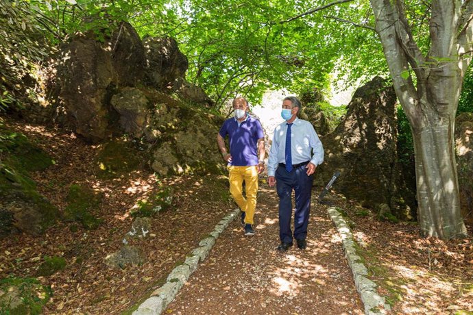 Parque de la Naturaleza de Cabárceno. El presidente de Cantabria, Miguel Ángel Revilla, acompañado del consejero de Industria, Turismo, Innovación, Transporte y Comercio, Javier López Marcano, inaugura la recuperación de los Jardines de Cabárceno.