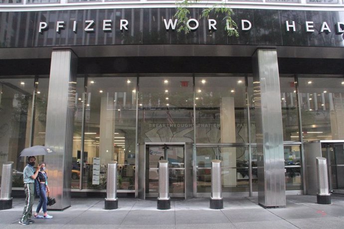 23 August 2021, US, New York: People walk outside Pfizer's headquarters. The US Food and Drug Administration (FDA) has granted full approval to the drug from German manufacturer BioNTech and its US partner Pfizer as the first Corona vaccine in the US.