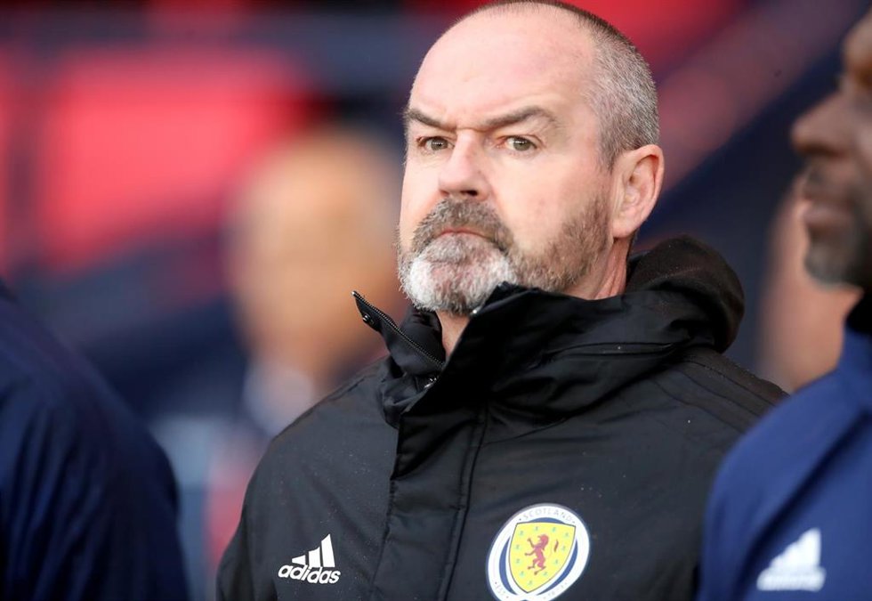 Archivo - Steve Clarke dirigiendo a Escocia