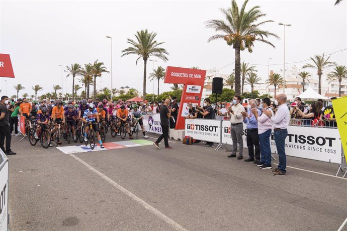 Salida de La Vuelta Ciclista desde Roquetas de Mar (Almería).
