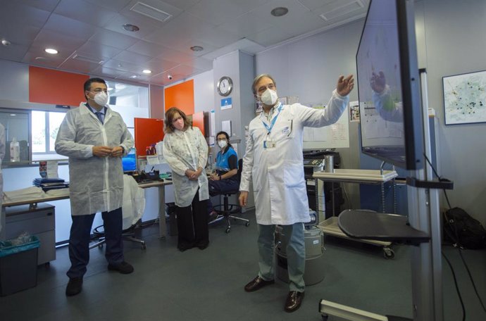 Archivo - El presidente del Comité Europeo de las Regiones, Apostolos Tzitzikostas (i), conversa con trabajadores durante su visita al laboratorio de aguas depuradas de Canal de Isabel II, a 25 de junio de 2021, en Majadahonda, Madrid (España). La visit