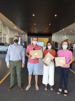 Entrega de entradas de Isla Mágica a cargo del director de operaciones de Grupo Syrsa, Francisco Hernández