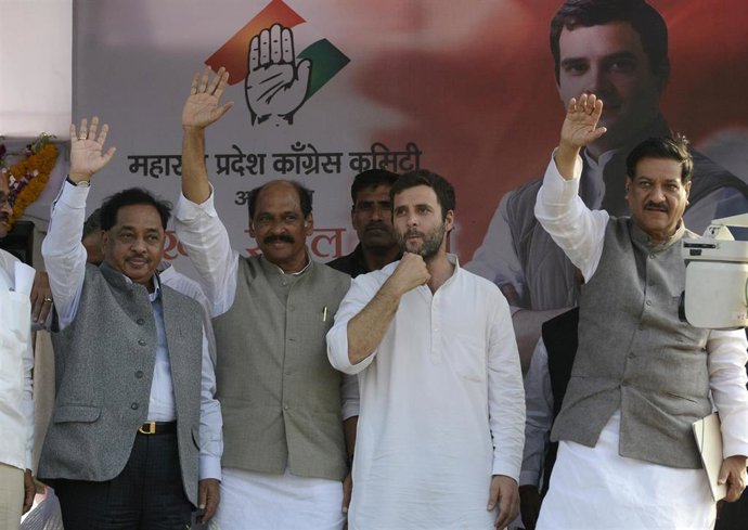 Archivo - El ministro de Micro, Pequeña y Mediana Empresa de la India, Narayan Rane (izquierda) en una foto de archivo