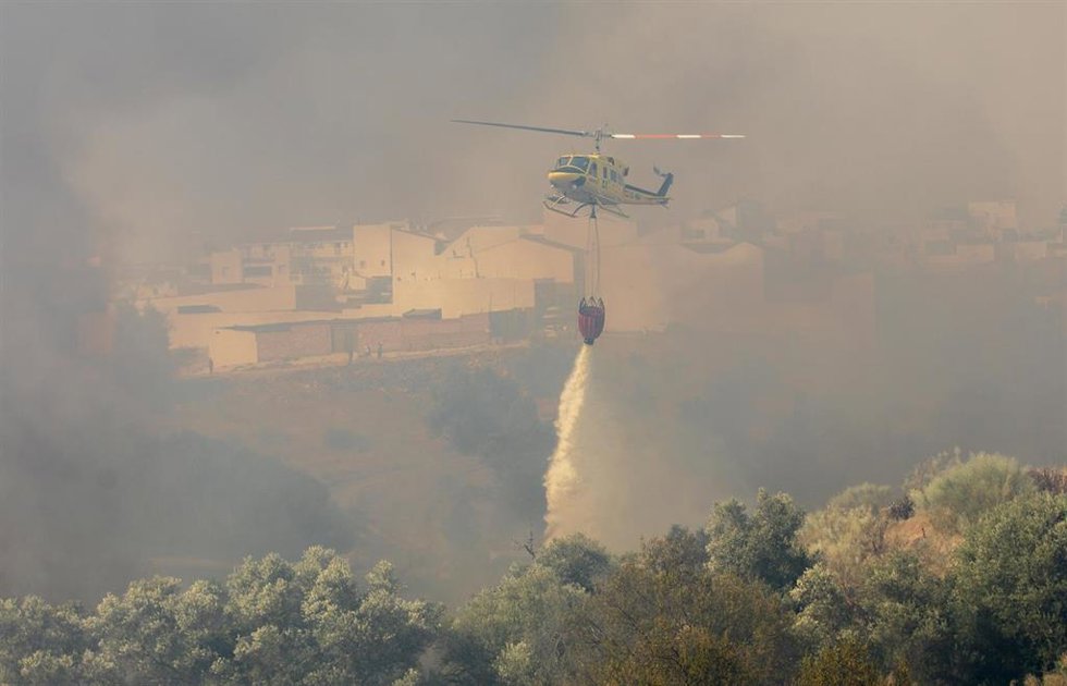 Helicóptero del Infoca durante la extinción del incendio forestal que ha afectado al paraje conocido como El Bosque en Lucena del Puerto (Huelva).