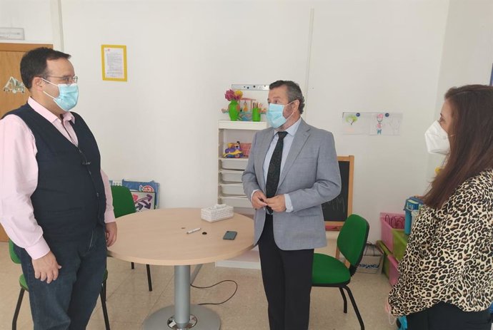 El delegado de Regeneración, Justicia y Administración Local en Huelva, Alfredo Martín, en una visita al Servicio de Asistencia a las Víctimas en Andalucía (SAVA).