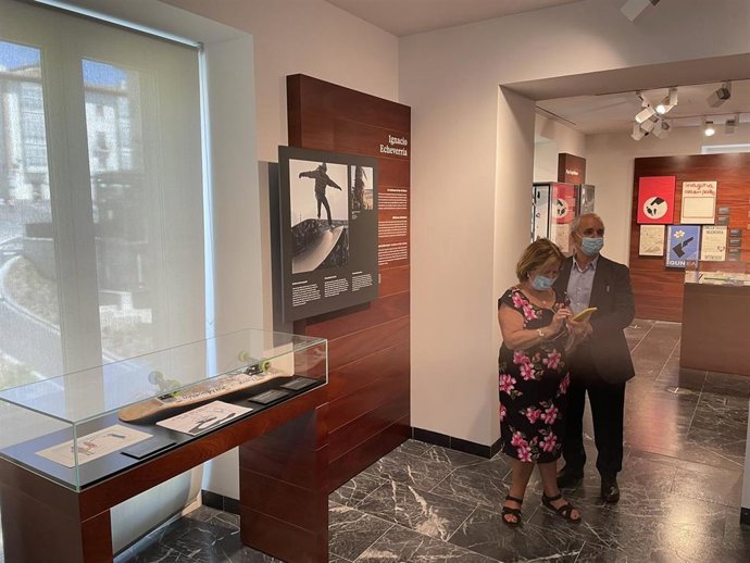 Los padres de 'héroe del monopatín', en el Memorial Víctimas del Terrorismo en Vitoria