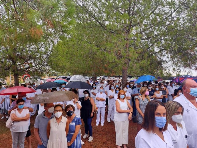 Concentración ante el Hospital de La Plana en apoyo a los profesionales y contra la autorización a administrar ozonoterapia a un paciente