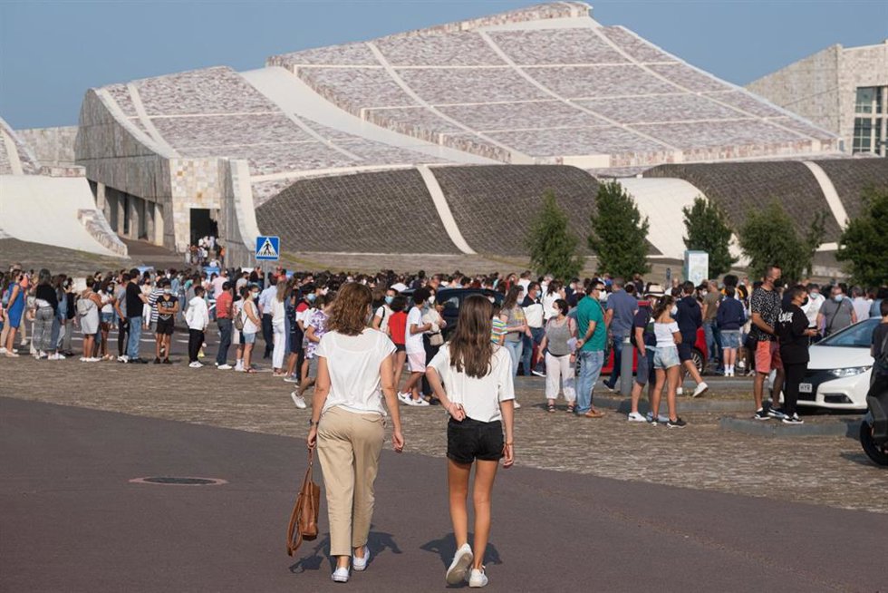 Un grupo de menores esperan ser vacunados de la primera dosis de la vacuna Moderna en la Ciudad de la Cultura, a 23 de agosto de 2021, en Santiago de Compostela, Galicia, (España). 