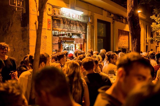 Decenas de personas en una calle del barrio de Gracia en plenas fiestas, a 19 de agosto de 2021, en Barcelona, Cataluña, (España).