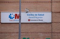 La incidencia en Madrid baja a 316,9 casos, con 14 distritos en riesgo extremo y Usera a la cabeza