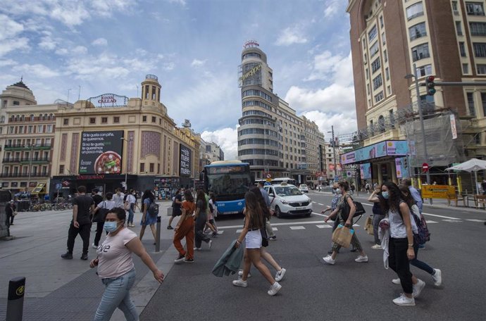 Archivo - Varias personas caminan por la Gran Vía