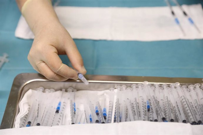 Varias dosis de la vacuna de Pfizer en el dispositivo puesto en marcha para vacunar contra el coronavirus, en las instalaciones del Hospital General Universitario Gregorio Marañón