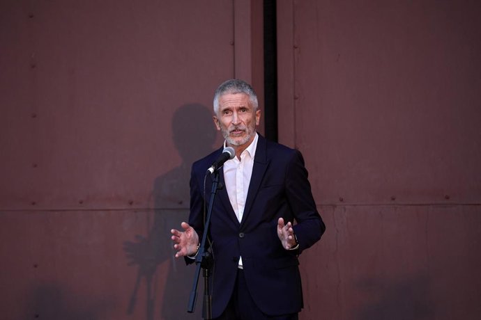 El ministro de Interior, Fernando Grande-Marlaska, ofrece una rueda de prensa en la base aérea de Torrejón de Ardoz a 24 de agosto de 2021, en Madrid (España). 