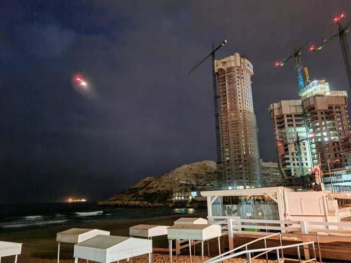 El helicóptero de la Guardia Civil durante la búsqueda de los dos desaparecidos