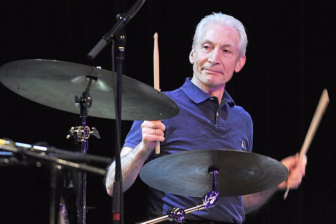 Archivo - FILED - 12 January 2010, Bavaria, Munich: Charlie Watts, drummer of English rock band The Rolling Stones, makes a guest appearance at the Variete GOP. Watts is dead at 80, according to his agent, Bernard Doherty. Photo: picture alliance / dpa