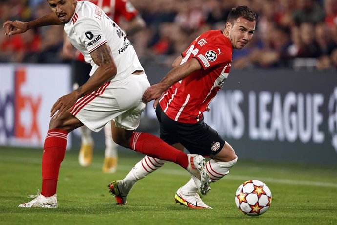 El jugador del PSV Eindhoven's Mario Goetze intenta librarse de un jugador del Benfica 