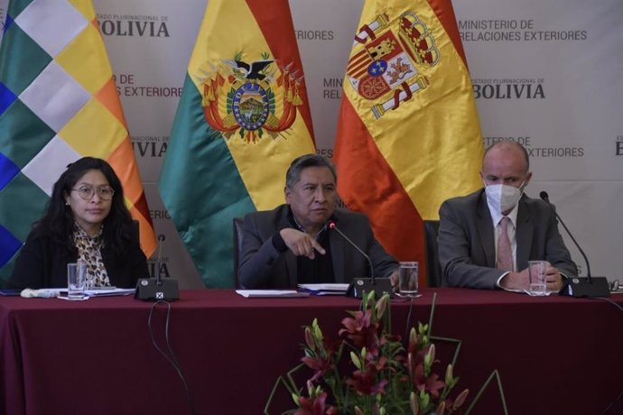 La viceministra boliviana de Gestión Institucional y Consular, Eva Chuquimia; el ministro de Exteriores de Bolivia, Rogelio Mayta, y el embajador de España en Bolivia, Francisco Javier Gassó.