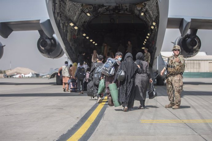 HANDOUT - 23 August 2021, Afghanistan, Kabul: Afghan passengers board US Air Force C-17 Globemaster III during the Afghanistan evacuation at the Hamid Karzai International Airport during the evacuation of civilians following the Taliban takeover. Photo: