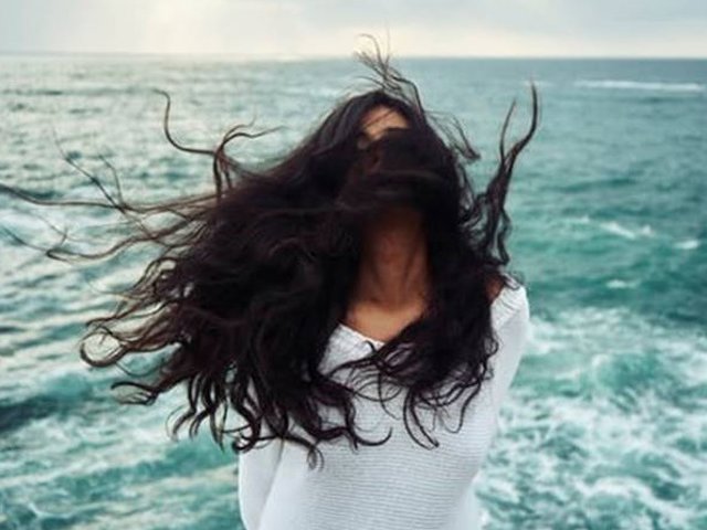 En verano, el cabello sufre especialmente a causa del sol, el salitre o el cloro