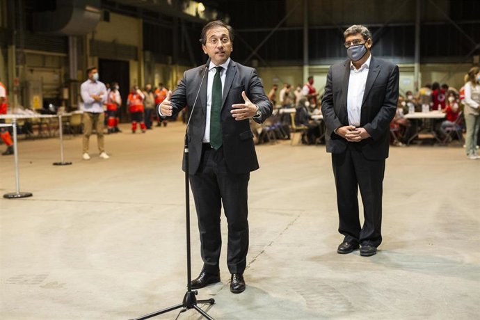 El ministro de Asuntos Exteriores, Unión Europea y Cooperación, José Manuel Albares, responde a los medios en el dispositivo puesto en marcha para recibir a los evacuados de Kabul, a 19 de agosto de 2021, en Torrejón de Ardoz, Madrid, (España).