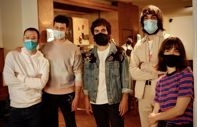 Archivo - El director y guionista de 'Mía y Moi', Borja de la Vega, junto a los actores Joe Manjón, Ricardo Gómez, Eneko Sagardoy y Bruna Cusí en el Hotel Regina de Barcelona