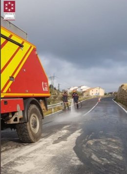 Trabajos de limpieza en la CV-15 en Ares del Maestre