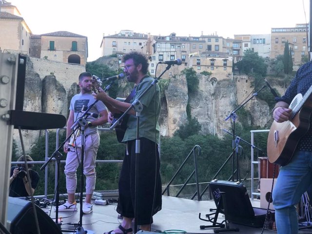 Arranca la expedición para llevar el folk a las zonas rurales de Cuenca en bicicleta