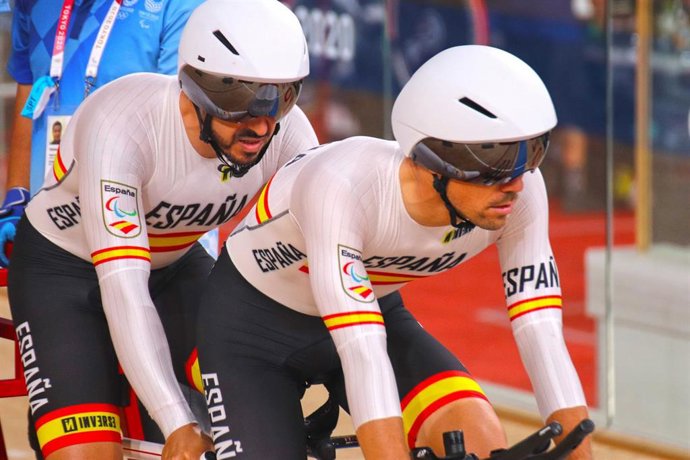 Adolfo Bellido y Eloy Teruel durante la prueba de persecución de los Juegos Paralímpicos de Tokio