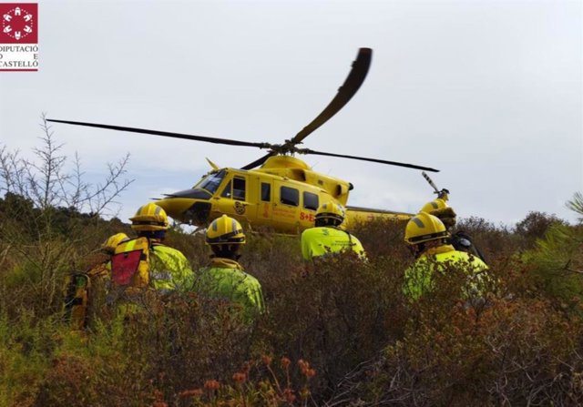 Bomberos trabajando en el incendio forestal de Chóvar (Castellón)