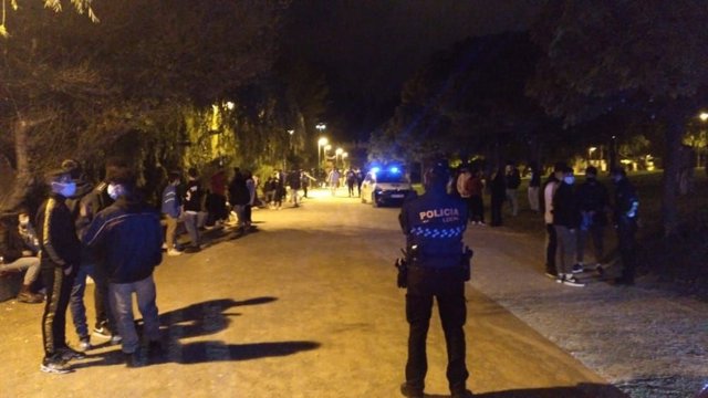 Archivo - Policía vigila botellón en Logroño