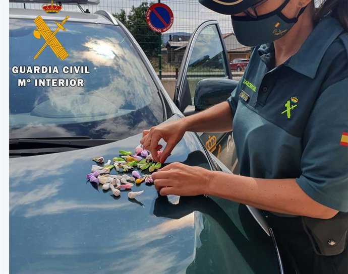 Envoltorios de cocaína encontrados en la furgoneta de la detenida